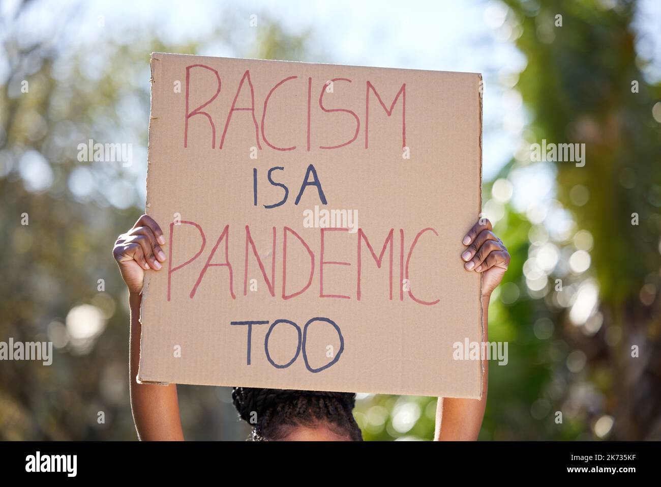 L'attivismo comincia con voi. una donna irriconoscibile che protesta fuori nel parco. Foto Stock