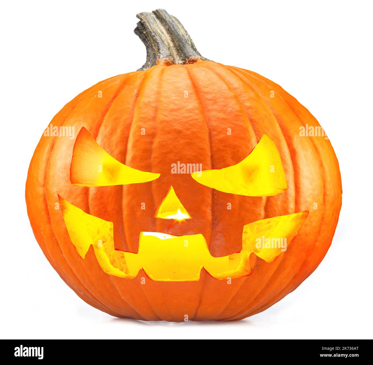 Zucca intagliata per Halloween jack-o'-lanterne con sorrisi spaventosi e candela bruciante all'interno isolato su sfondo bianco. Foto Stock