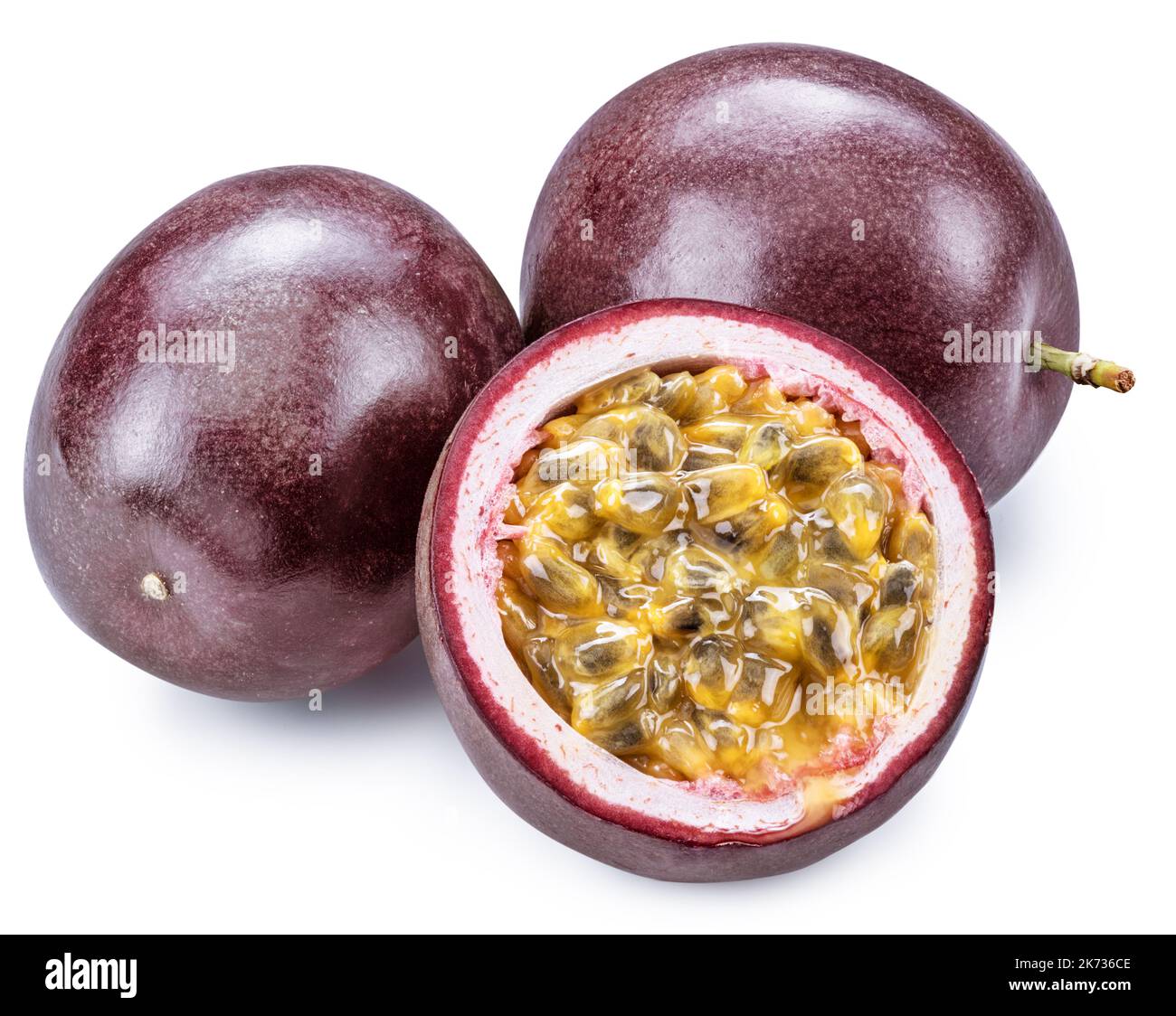 Frutti di passione viola scuro e metà di frutta su sfondo bianco. Foto Stock