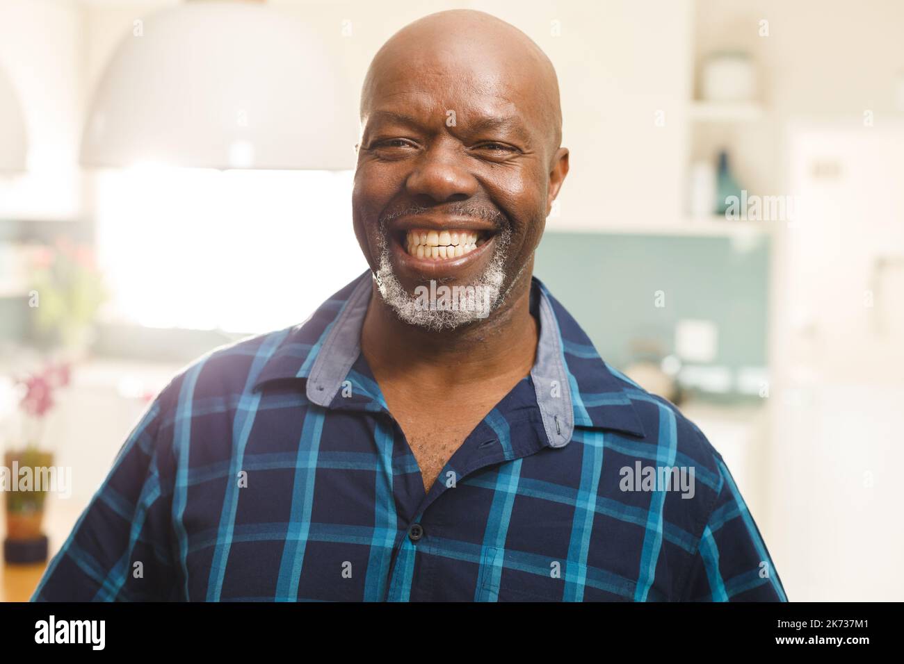 Ritratto di felice uomo afroamericano anziano sorridente Foto Stock