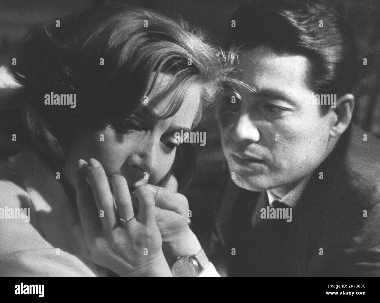 EMMANUELLE RIVA e EIJI OKADA a HIROSHIMA MON AMOUR (1959), regia di ALAIN RESNAIS. CREDIT: ARGOS/COMO/PATHE OVERSEAS/DAIEI MOTION P / ALBUM Foto Stock