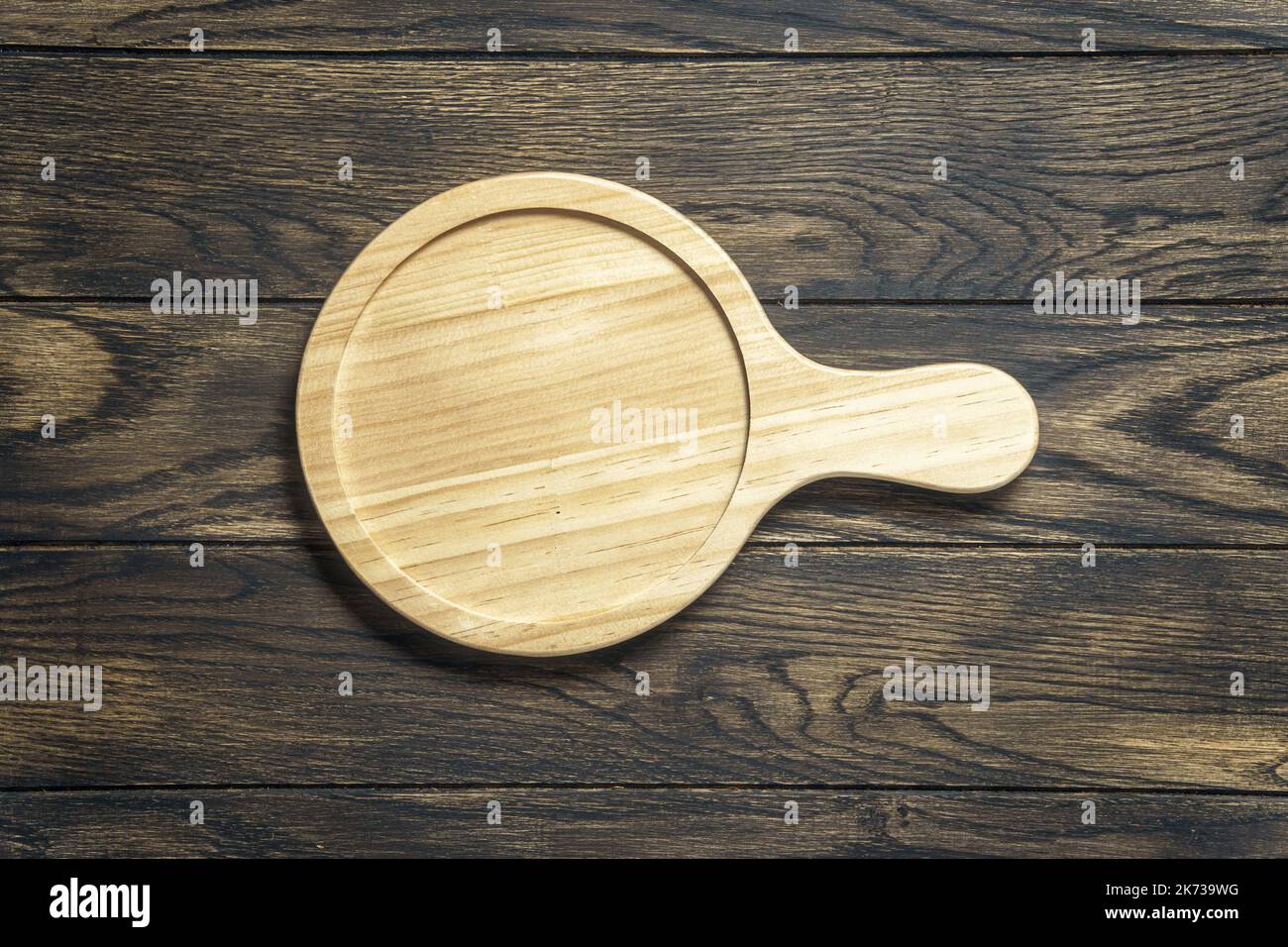 Piatto di legno su tavolo di quercia. Accessori da cucina per servire. Vista dall'alto con spazio di copia Foto Stock