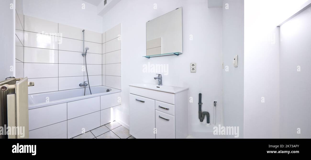 Vista panoramica di un bagno bianco appena rinnovato Foto Stock