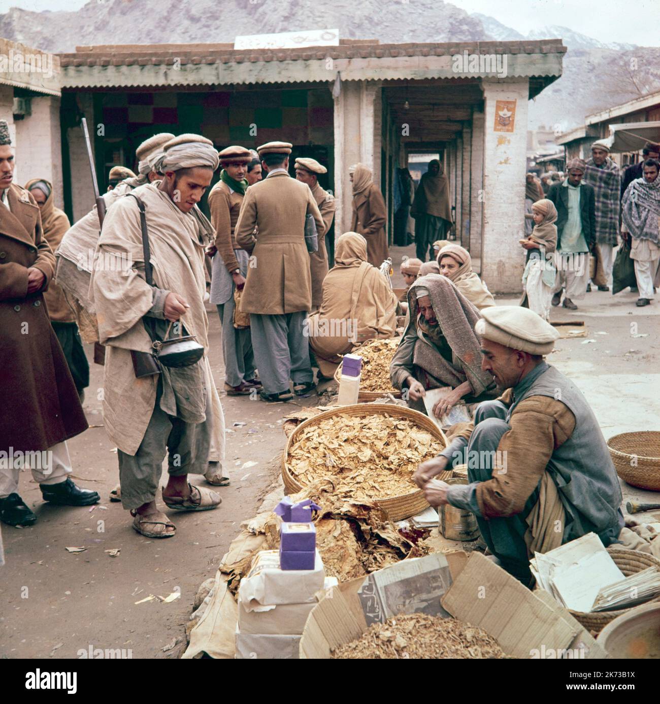 Una fotografia vintage a colori in 1967 che mostra gli uomini in un mercato a Landi Kotal vicino al Passo di Khyber in Pakistan. Foto Stock