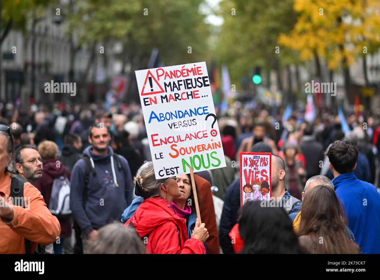Parigi, Francia. 16th Ott 2022. La gente protesta contro la vita costosa e l'inazione climatica a Parigi, in Francia, il 16 ottobre 2022. (Foto di Lionel Urman/Sipa USA) Credit: Sipa USA/Alamy Live News Foto Stock