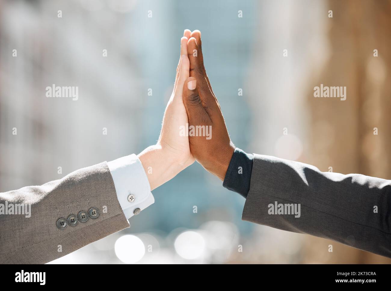 Were può solo progredire da qui. due uomini d'affari che si danno a vicenda un alto cinque. Foto Stock