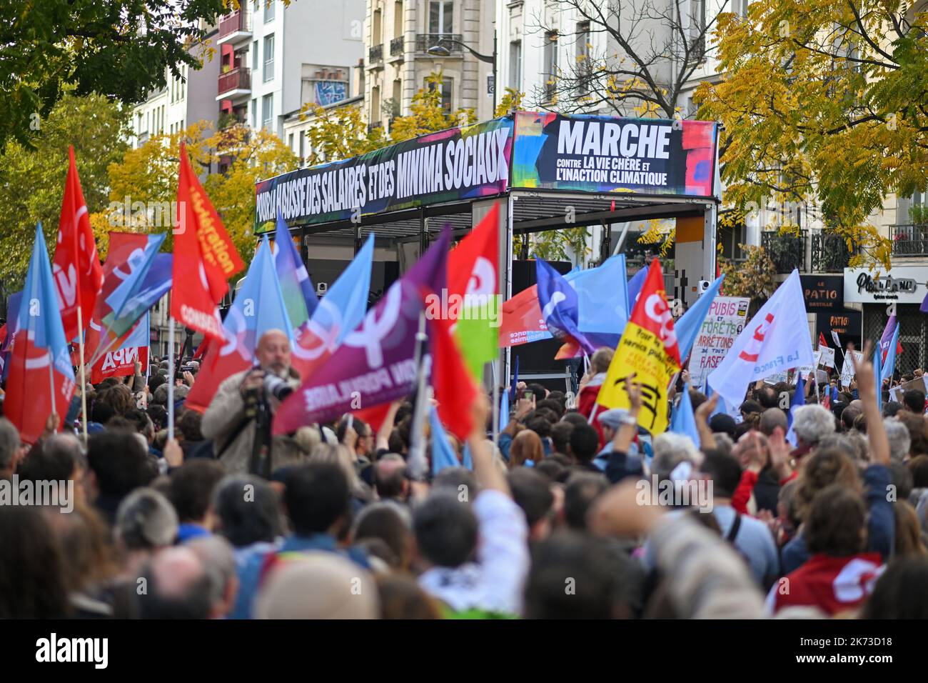 Parigi, Francia. 16th Ott 2022. La gente protesta contro la vita costosa e l'inazione climatica a Parigi, in Francia, il 16 ottobre 2022. (Foto di Lionel Urman/Sipa USA) Credit: Sipa USA/Alamy Live News Foto Stock