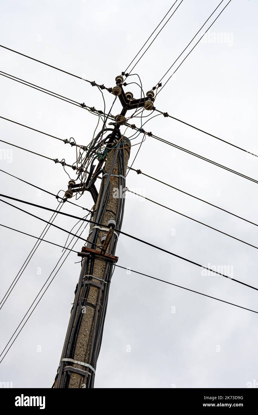 Alcune linee elettriche stanno attraversando su un palo di cemento in Slovacchia Foto Stock