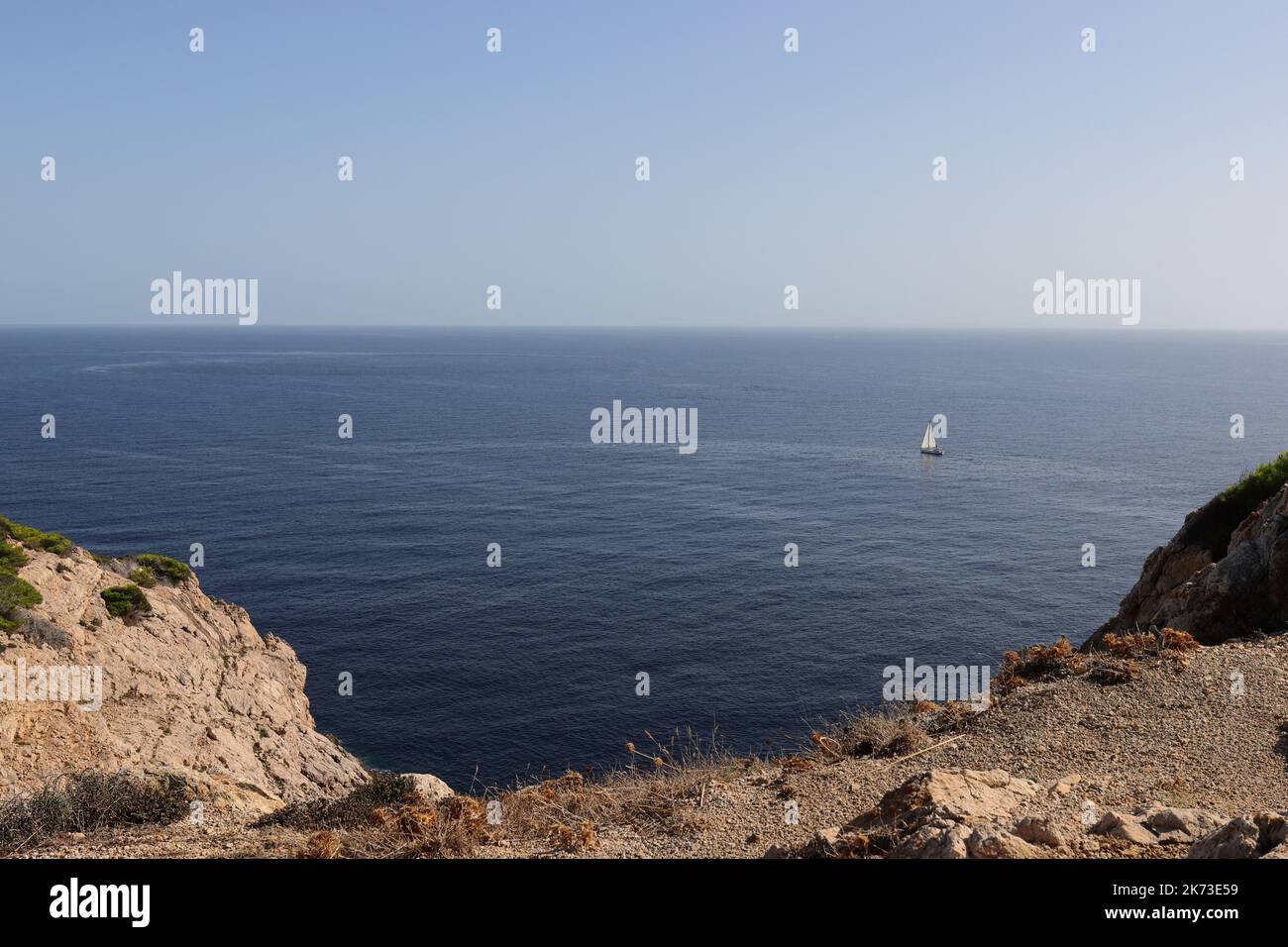 Una collina a Cala Ratjada offre una splendida vista sul mare, Maiorca, Isole Baleari Foto Stock