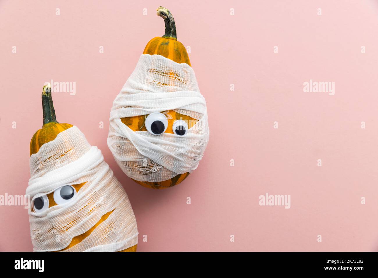 Hallowwen vacanza sfondo concetto. Zucche vestite come mummie spaventose con bende e occhi Foto Stock