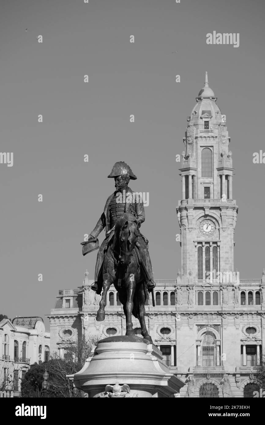 Statua equestre di Dom Pedro IV, Aliados Avenue con Municipio Foto Stock