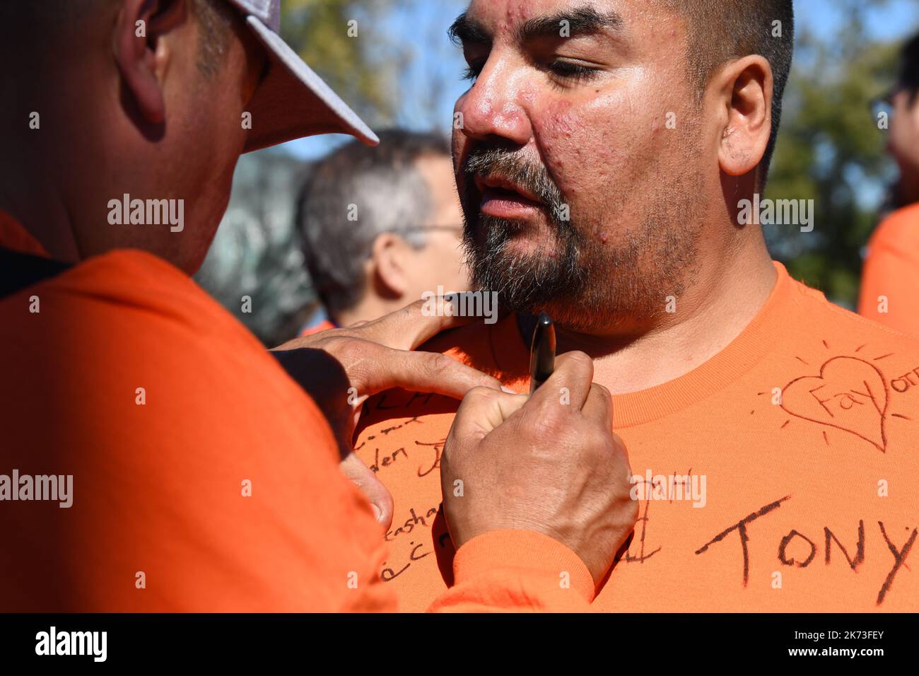 Montreal Canada (30 settembre 2022): I manifestanti pagano il rispetto firmando la "camicia del giorno arancione" dell'uomo indigeno durante la "Giornata nazionale del Canada per la verità e la riconciliazione" che mette in evidenza la situazione dei sopravvissuti dei bambini della scuola residenziale indiana. Foto Stock