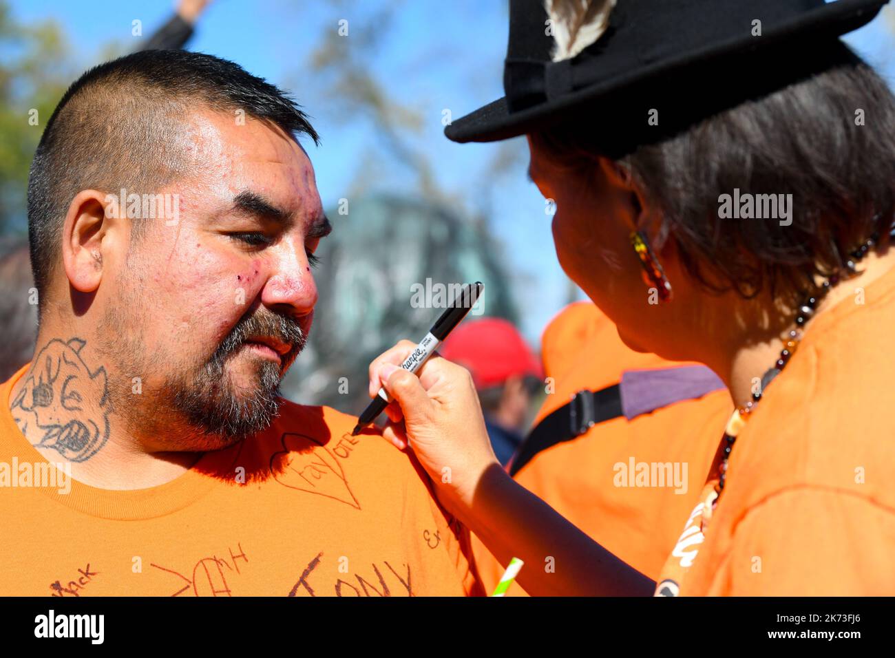 Montreal Canada (30 settembre 2022): I manifestanti danno rispetto firmando "Orange Day Shirt" dell'uomo indigeno durante la "giornata nazionale canadese per la verità e la riconciliazione" che mette in evidenza la situazione dei sopravvissuti della scuola residenziale indiana. Foto Stock