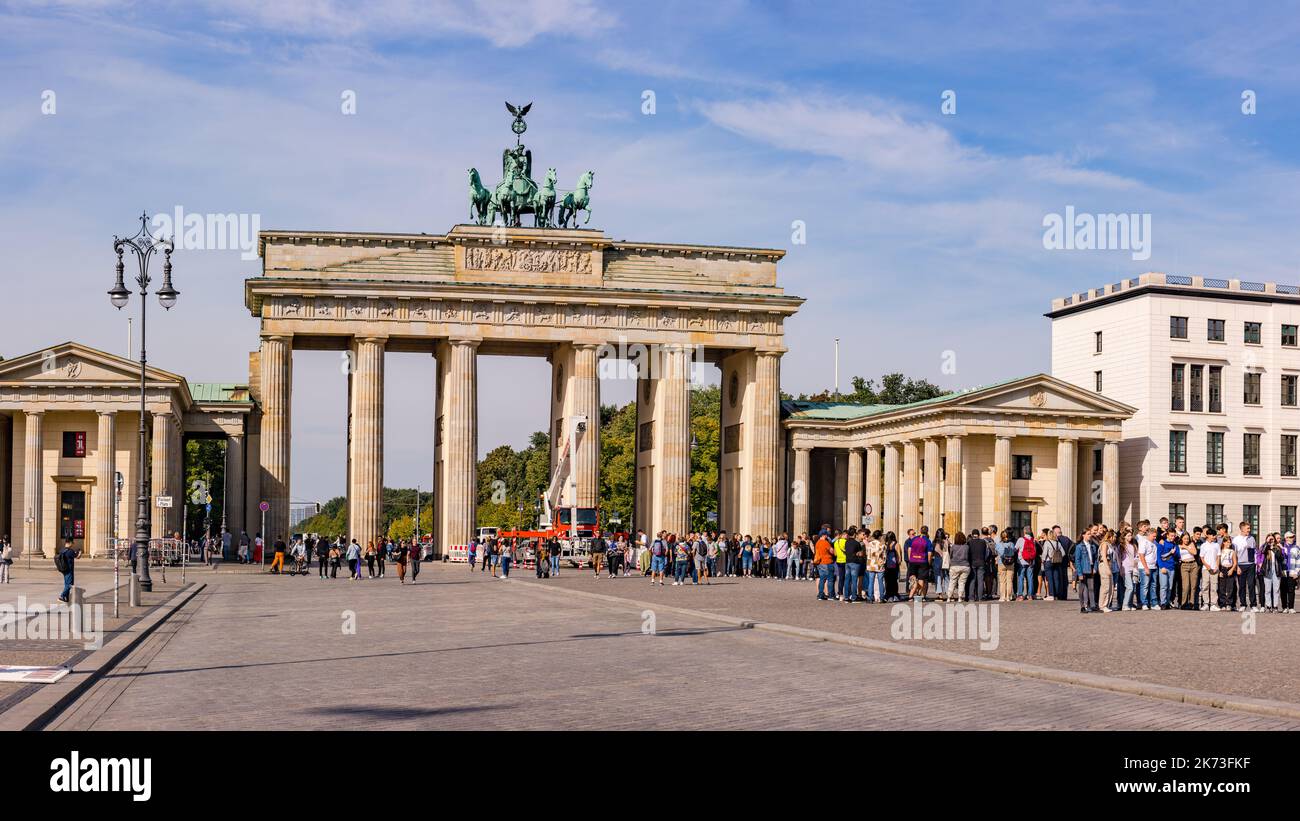 Panorama della porta di Brandeburgo in un cielo blu con molte persone, Berlino, Germania, settembre 07th 2022 Foto Stock