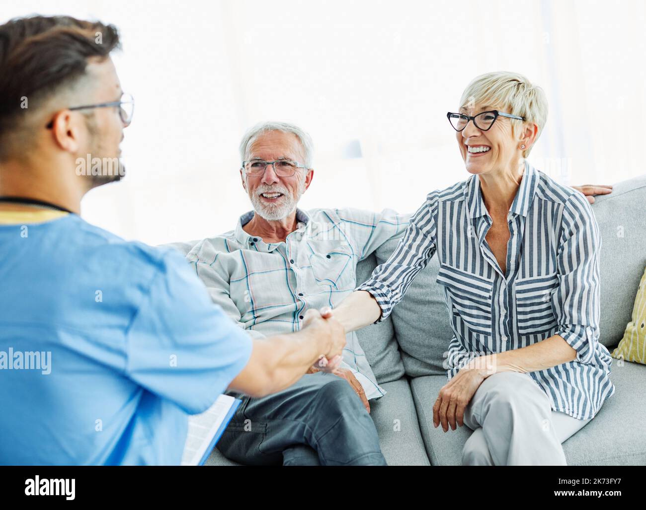 infermiere medico di assistenza sanitaria senior assistente aiuto pensione casa ospedale infermieristico uomo handshake assicurazione Foto Stock