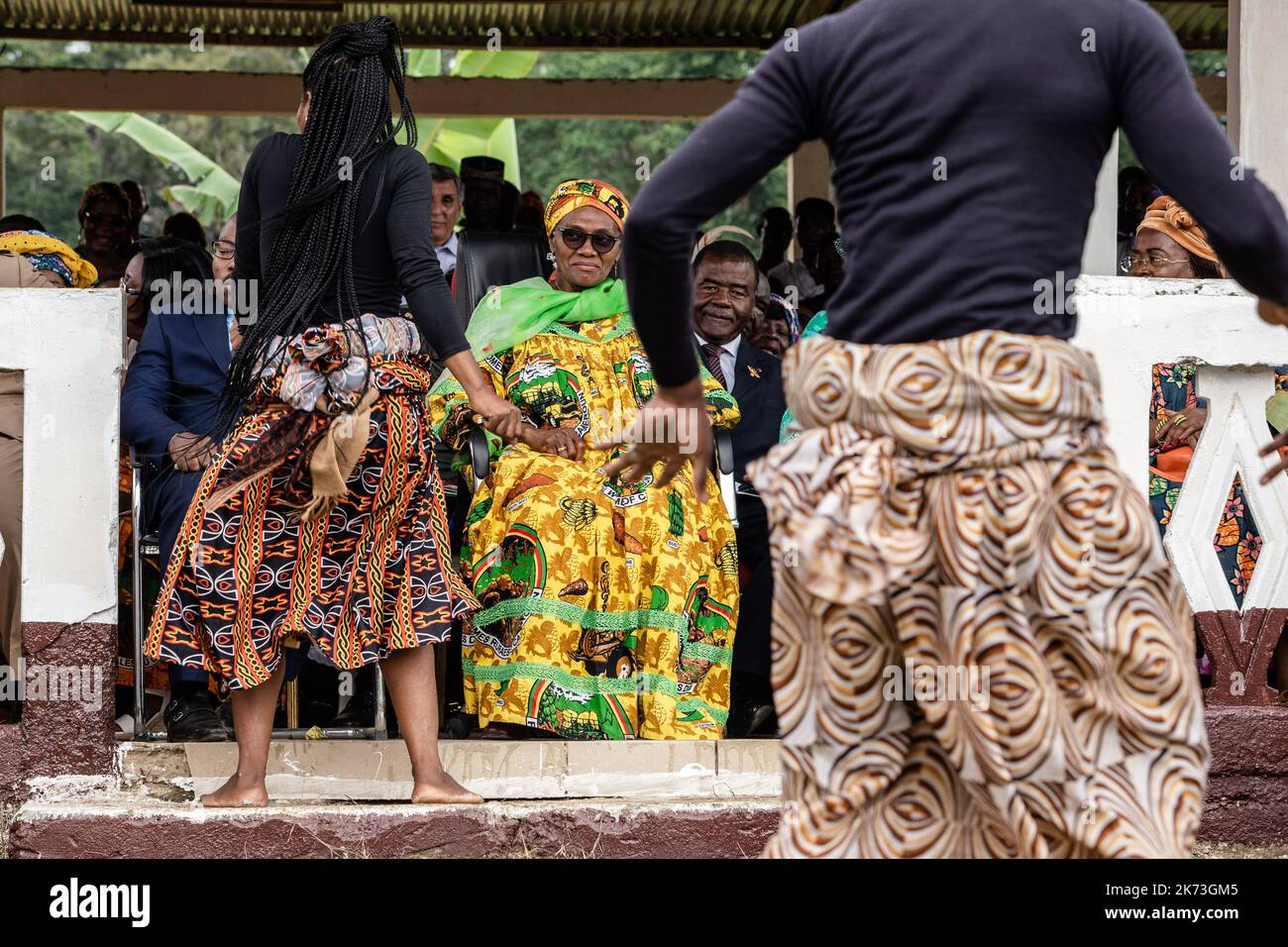 Marie-Thérèse Abena Ondoa, Ministro dell'Empowerment delle Donne e della Famiglia, che guarda i ballerini tradizionali. La Giornata Internazionale delle Donne rurali celebrata in Camerun e il Ministero dell'Empowerment delle Donne e la Famiglia hanno lanciato le celebrazioni a Nguibassal, Centro Camerun. La Giornata Internazionale è stata istituita dalle Nazioni Unite e osservata per la prima volta nel 2008. Tra i celebranti vi erano circa 2000 donne rurali provenienti da comunità come Ngog-Mapubi, Bondjock, Makak, Dibang e altre. In un mondo con disparità di genere più accentuate in cui le donne affrontano problemi di proprietà del bestiame, pari retribuzione, p Foto Stock