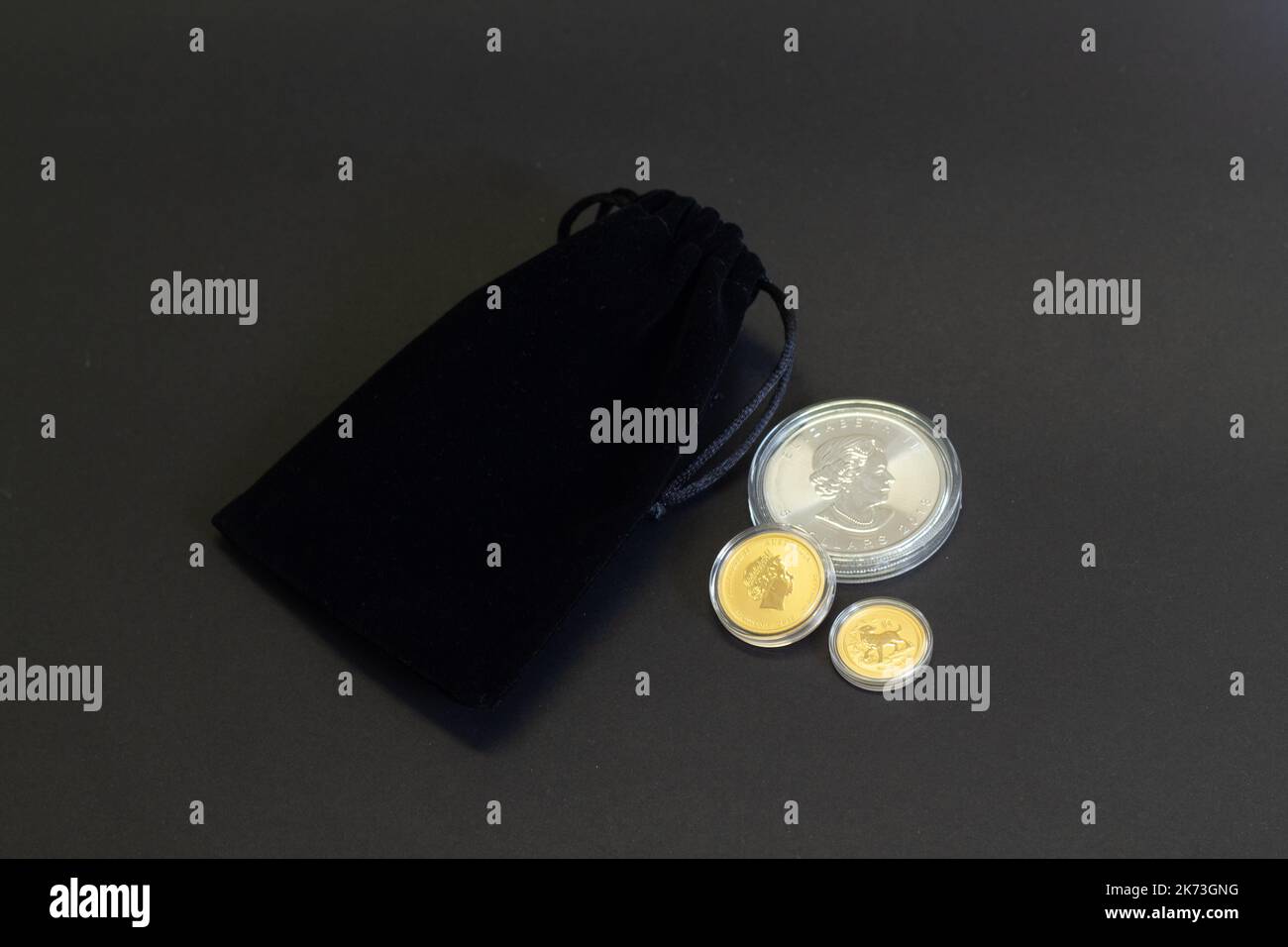 Helsingi, Finlandia - 16 agosto 2018: Monete d'oro di investimento del Bullion in borsa nera del regalo del velluto su fondo scuro. Foto Stock