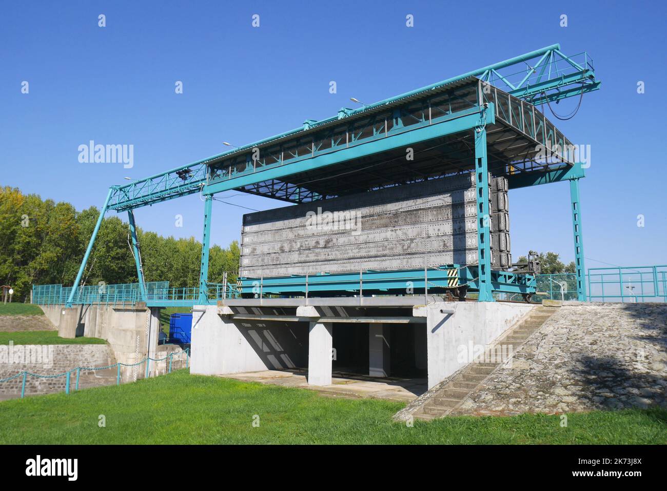 Sistema di blocco Tassi Zsilip sul ramo di Rackevei (Soroksari) Kis duna del Danubio, Duna, nel villaggio di Tass, nella contea di Bachs Kiskun, Ungheria Foto Stock