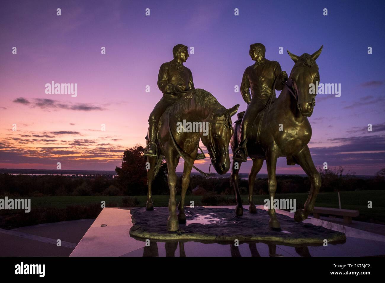 "The Prophet's Last Ride", statua del fondatore di Mormon Joseph Smith e di suo fratello Hyrum Smith a Nauvoo, Illinois; tramonto sul fiume Mississippi Foto Stock