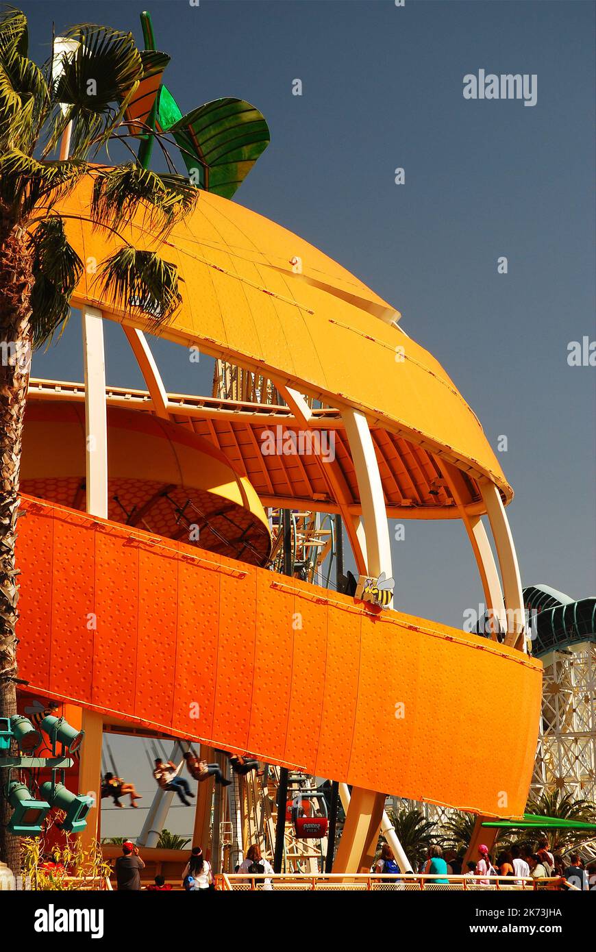 Il giro di Orange Stinger a Disneyland's California Adventure ha ospitato un giro in altalena e ha reso omaggio ai coltivatori di arance dello stato Foto Stock