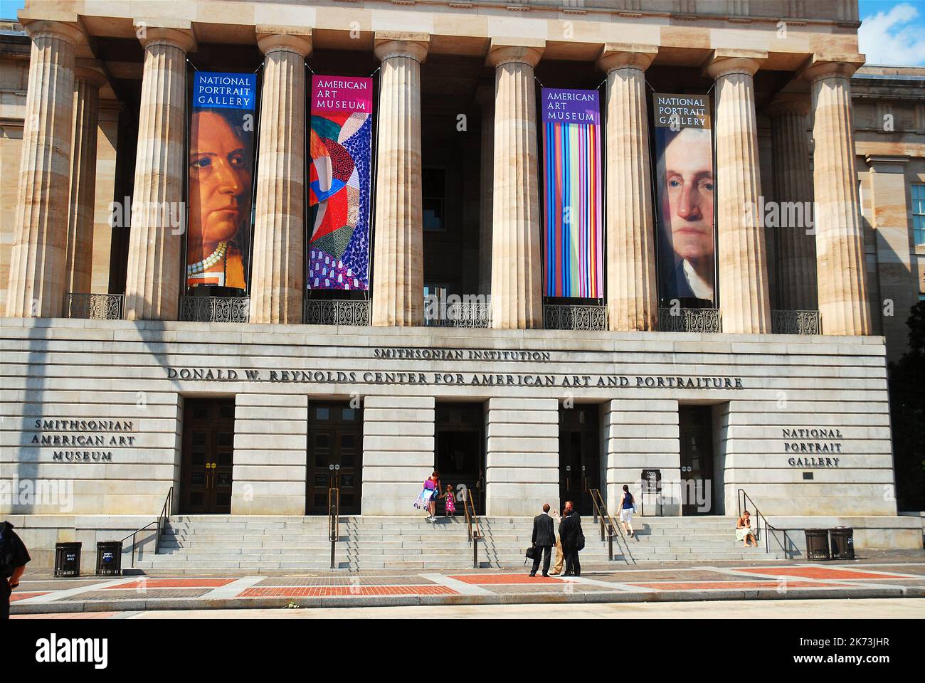 Gli striscioni appendono alla Smithsonian National Portrait Gallery di Washington DC, pubblicizzando gli eventi e le celebrazioni in corso presso il museo d'arte Foto Stock