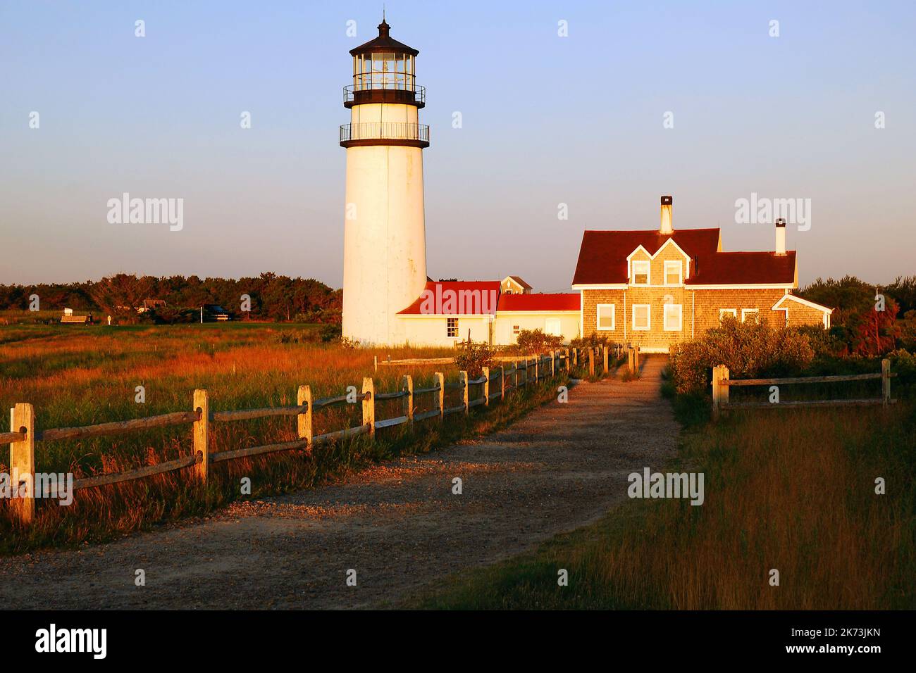 Un sentiero di ghiaia e una barriera di separazione ferroviaria conducono al faro di Truro Nord, situato a Cape Cod, vicino Provincetown Foto Stock