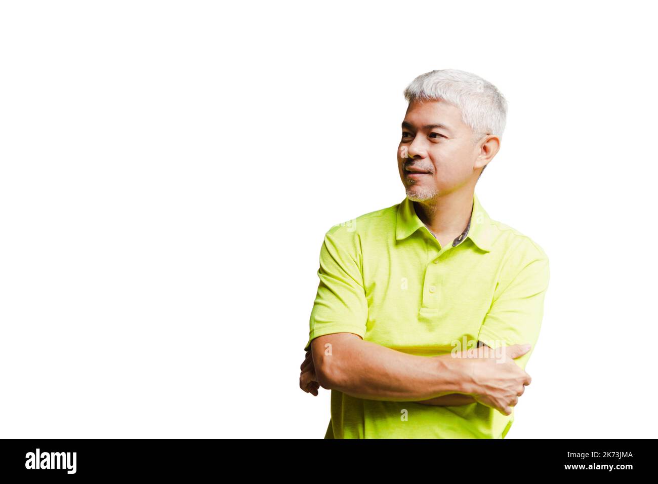 Ritratto dell'uomo asiatico di mezza età con capelli grigi isolati su sfondo bianco. Foto Stock