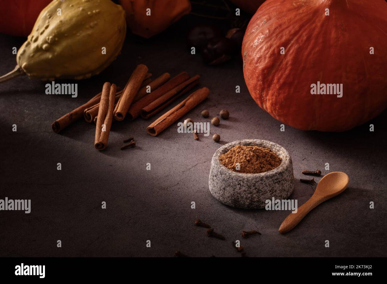 Preparazione di zucca spezia fatta in casa da zero su sfondo scuro e retroilluminazione moody Foto Stock