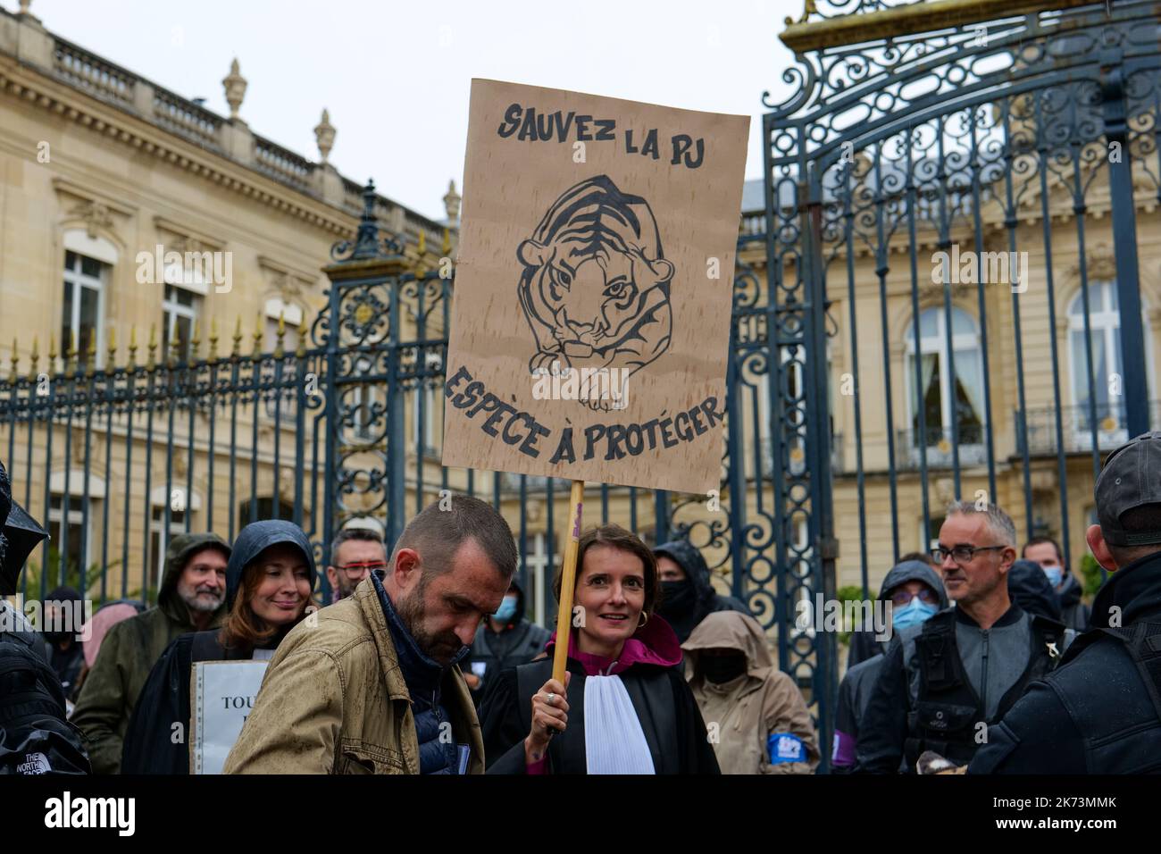 Versailles, Francia, 17/10/2022. Funzionari di polizia, giudici e umoristi dimostrano contro la legge governativa che vuole riformare la polizia giudiziaria. Pierre Galan/Alamy Live News Foto Stock
