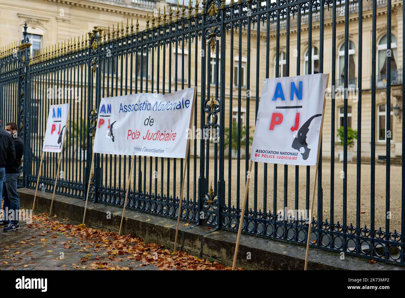 Versailles, Francia, 17/10/2022. Funzionari di polizia, giudici e umoristi dimostrano contro la legge governativa che vuole riformare la polizia giudiziaria. Pierre Galan/Alamy Live News Foto Stock