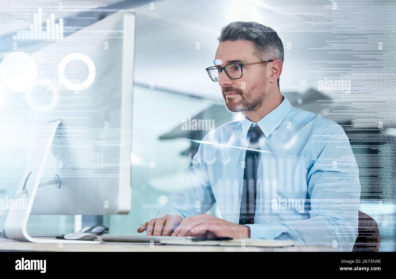 Lavorare su più sistemi per acquisire slancio verso il successo. un uomo d'affari maturo che lavora su un computer in un ufficio. Foto Stock