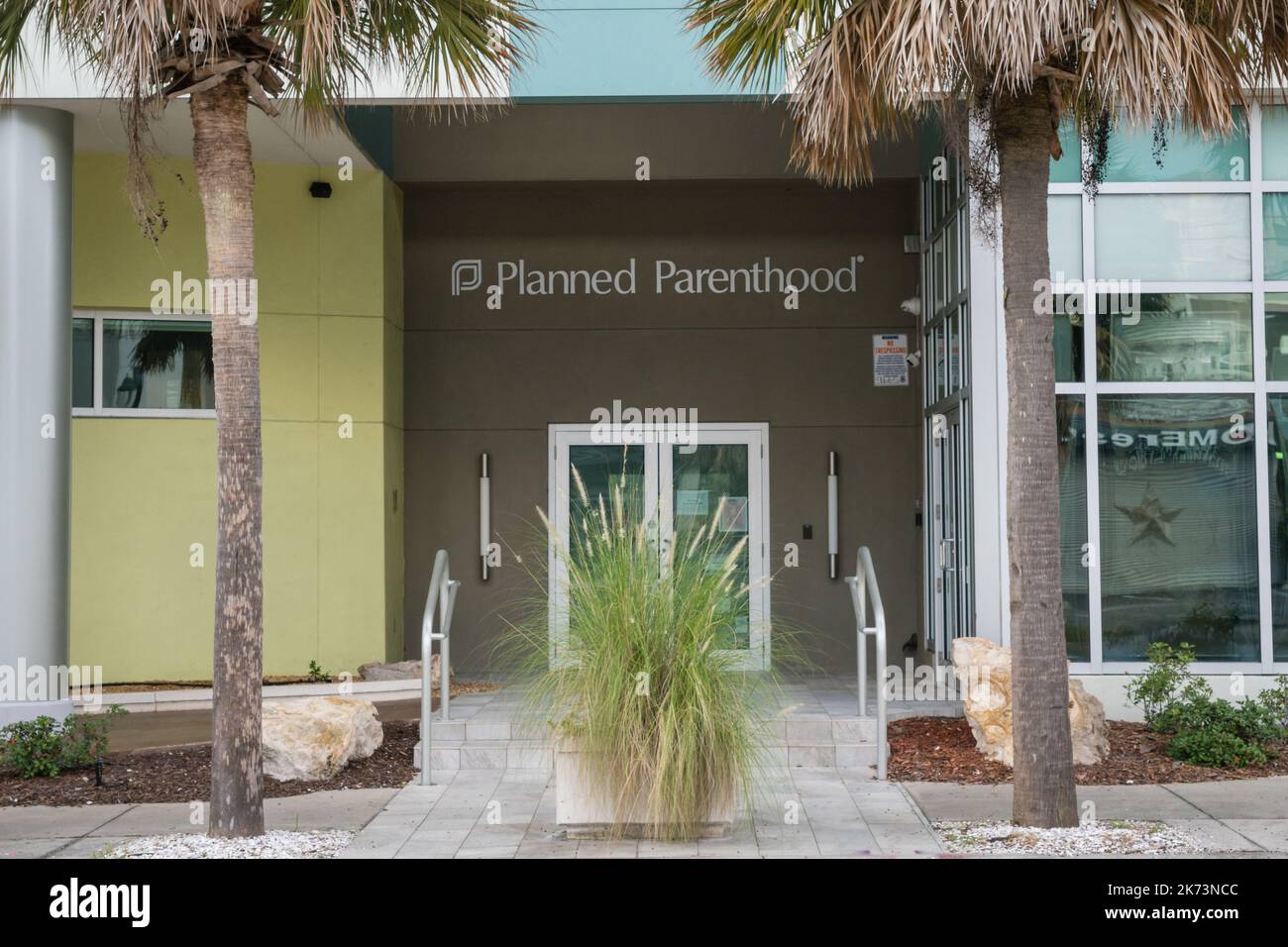 Sarasota, FL, US-25 settembre 2022: Front of Planned Parenthood Clinic, un'organizzazione senza scopo di lucro che fornisce servizi di salute riproduttiva. Foto Stock