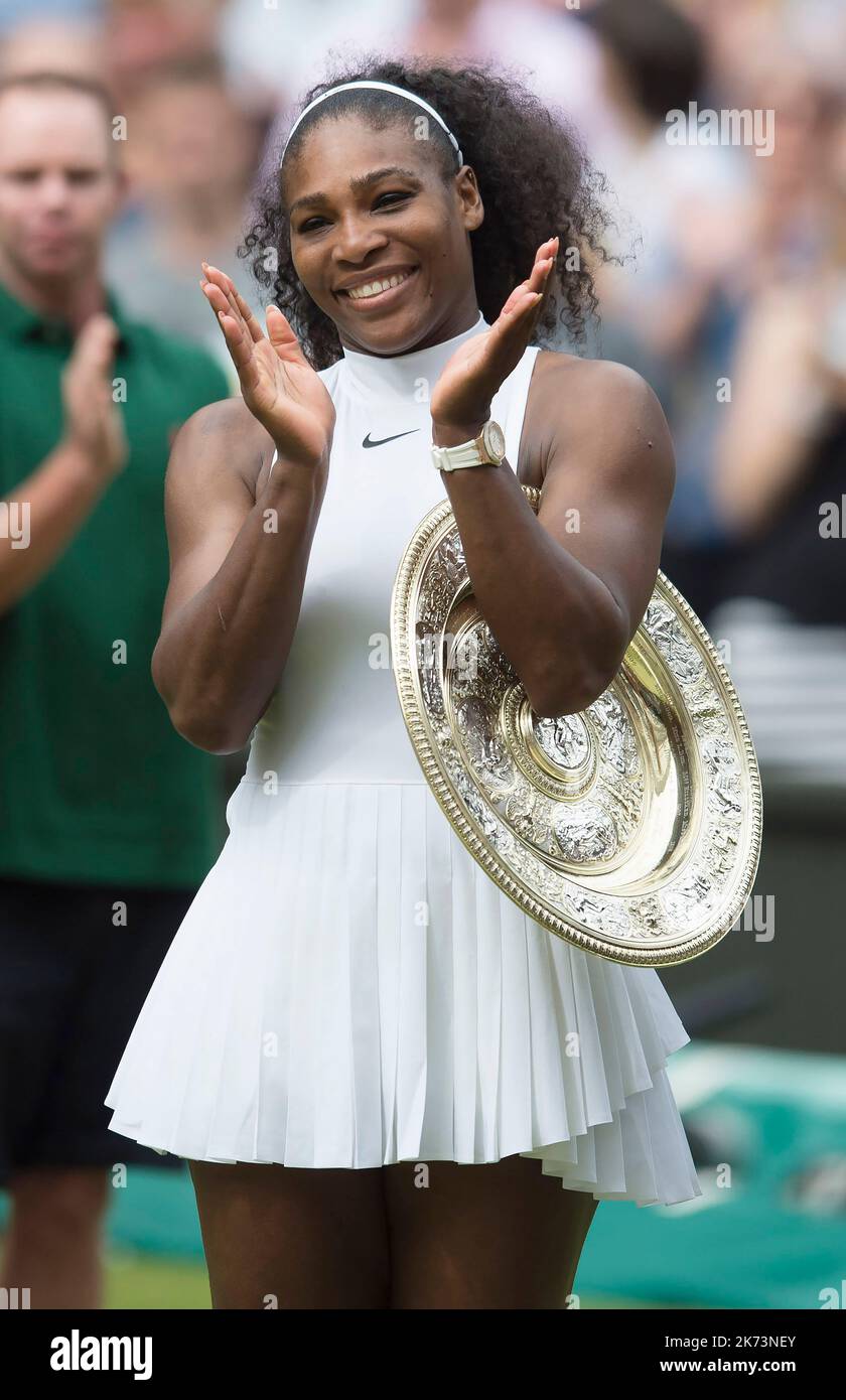 2016, Wimbledon, Centre Court, Women's Singles Final, Serena Williams (USA) contro Angelique Kerber, (GER). Serena Williams con il piatto Venus Rosewater. Foto Stock