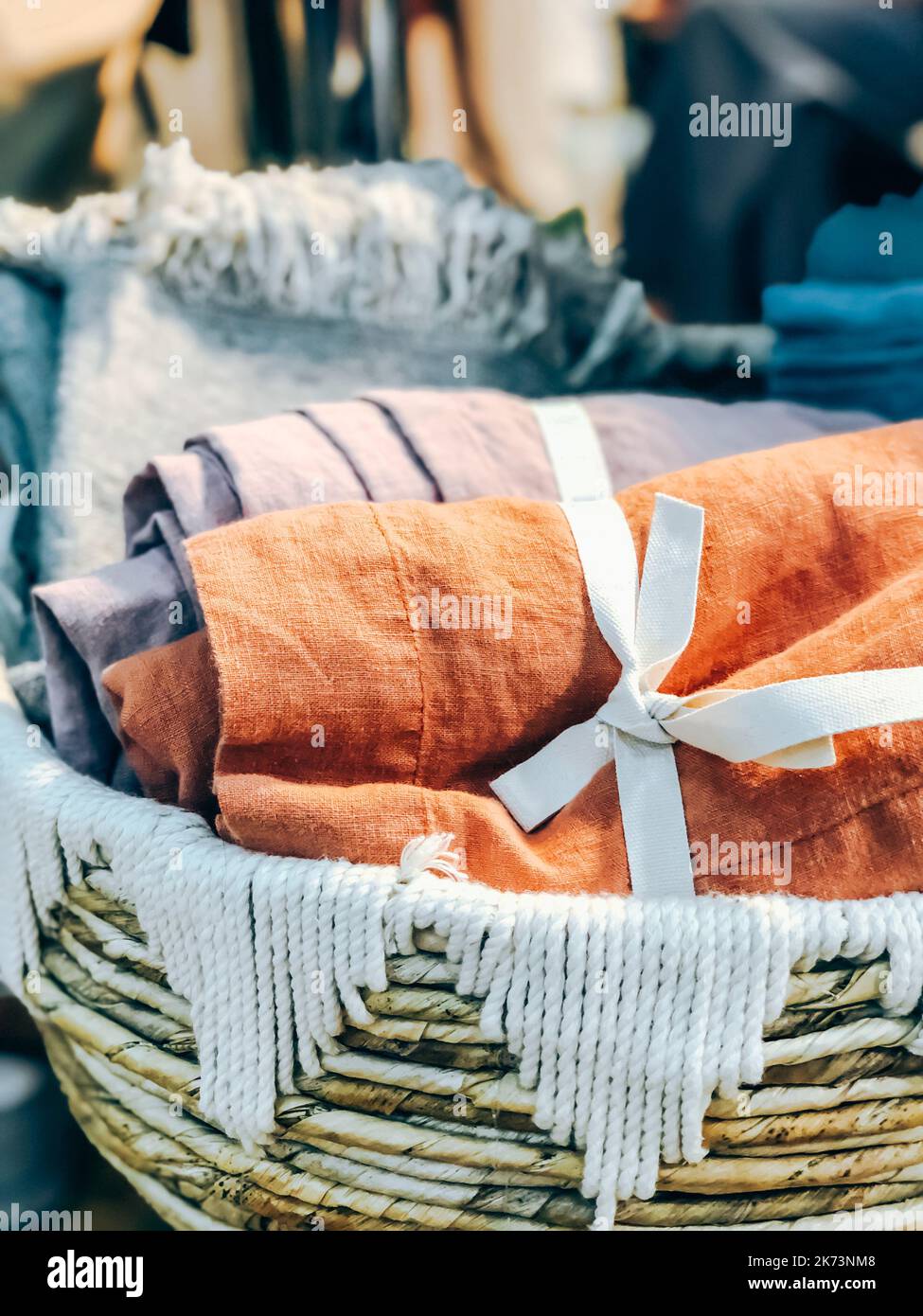 Vendita di prodotti tessili in lino naturale durante il mercato locale. Stile di vita sostenibile e concetto di consumo consapevole Foto Stock