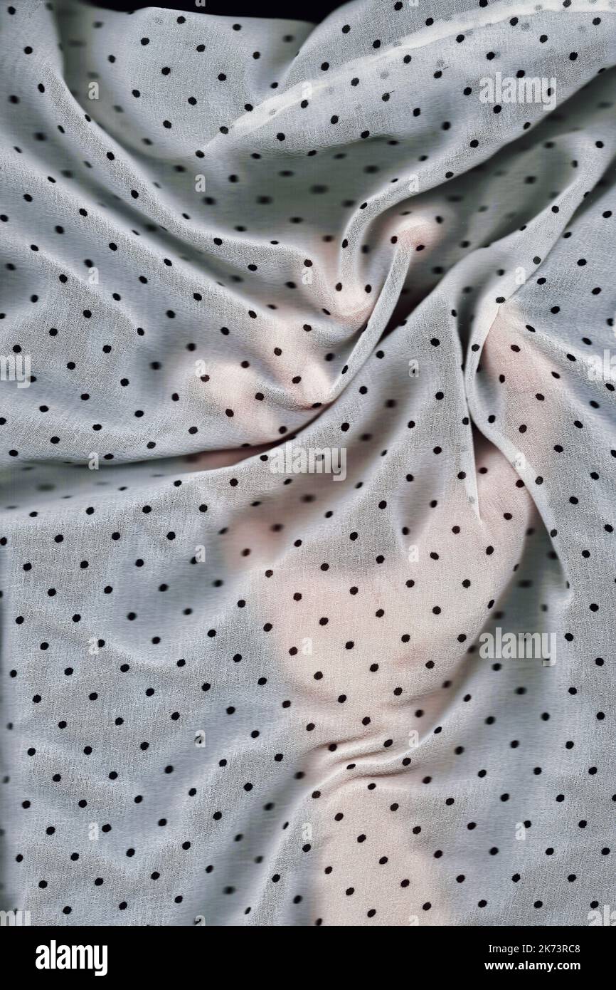 Immagine dello scanner di una mano sotto il tessuto velato a pois di polka Foto Stock Immagine dello scanner di una mano sotto il tessuto velato a pois di polka Foto Stock