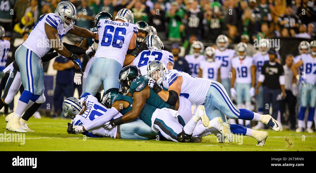 Philadelphia, Pennsylvania, Stati Uniti. 16th Ott 2022. 16 ottobre 2022, Philadelphia PA. Philadelphia Eagles Tackle RB EZECHIEL ELLIOTT (21) durante il gioco. Le aquile hanno battuto i cowboy per rimanere insconfitti (Credit Image: © Ricky Fitchett/ZUMA Press Wire) Foto Stock