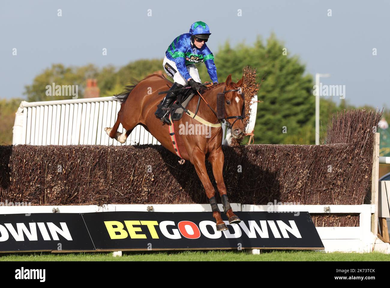 Plumpton, Regno Unito. 17th Ott 2022. Tom Cannon in sella a Pasvolsky libera l'ultimo secondo prima di vincere la Aldaniti Partnership handicap Chase all'ippodromo di Plumpton. Credit: James Boardman/Alamy Live News Foto Stock