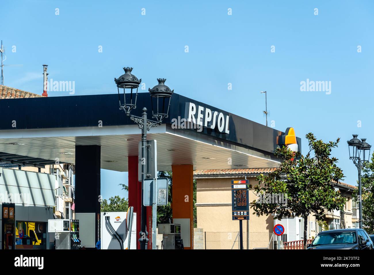 Avila, Spagna - 11 settembre 2022: Stazione di servizio Repsol. Repsol è una multinazionale spagnola del settore petrolifero e del gas con sede a Madrid Foto Stock