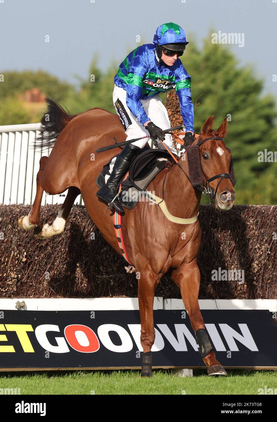 Plumpton, Regno Unito. 17th Ott 2022. Tom Cannon in sella a Pasvolsky libera l'ultimo secondo prima di vincere la Aldaniti Partnership handicap Chase all'ippodromo di Plumpton. Credit: James Boardman/Alamy Live News Foto Stock