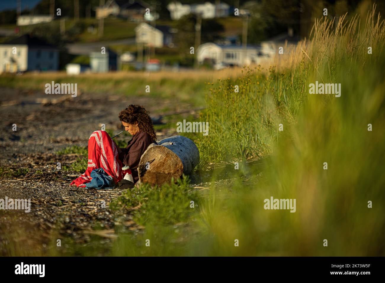 Camila Forteza prende in mano un notebook mentre si siede sulla spiaggia di Mont-St-Pierre il 26 luglio 2022. Foto Stock