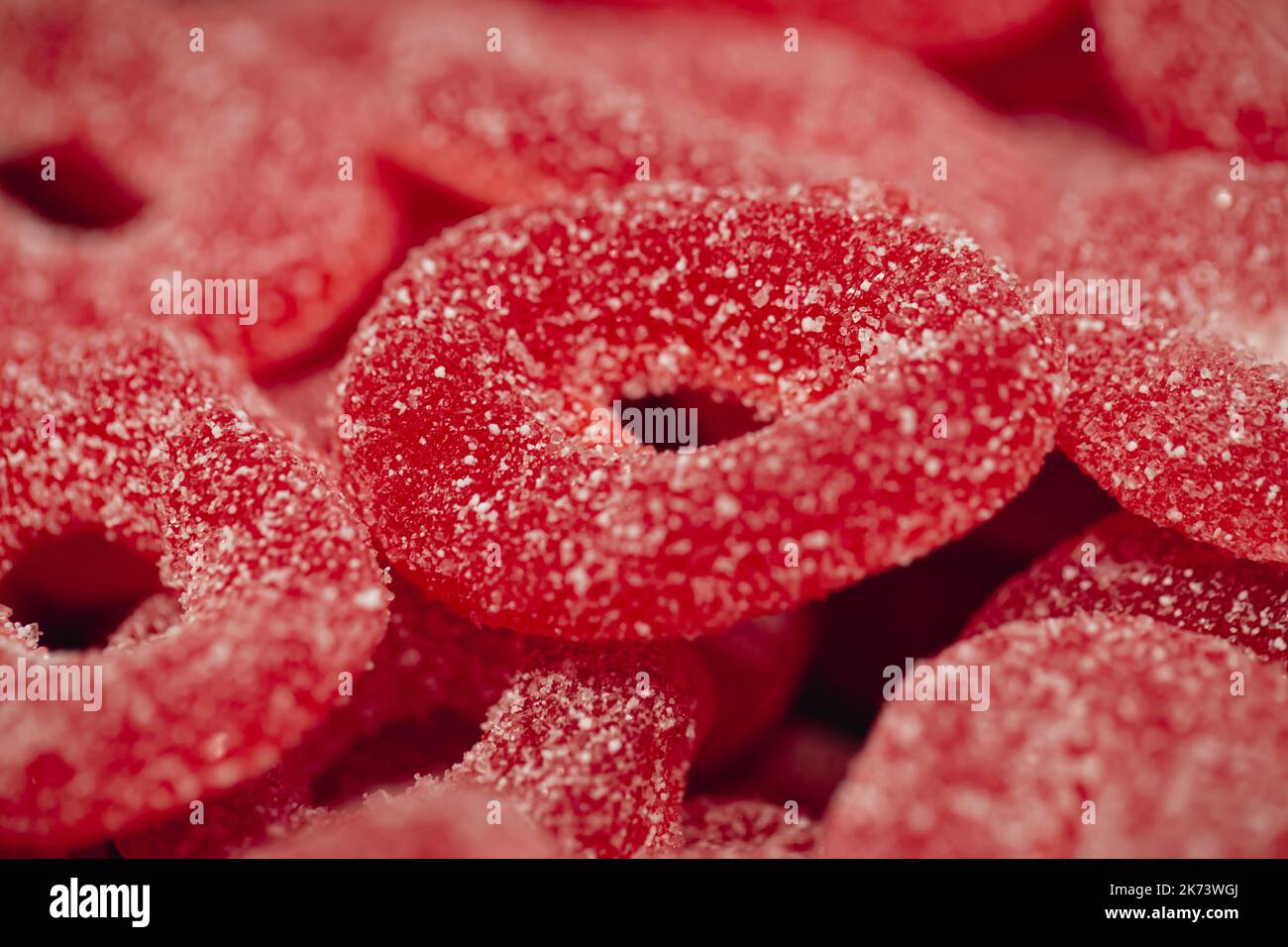 Caramelle di gelatina di gommose rosse in zucchero, fondo Foto