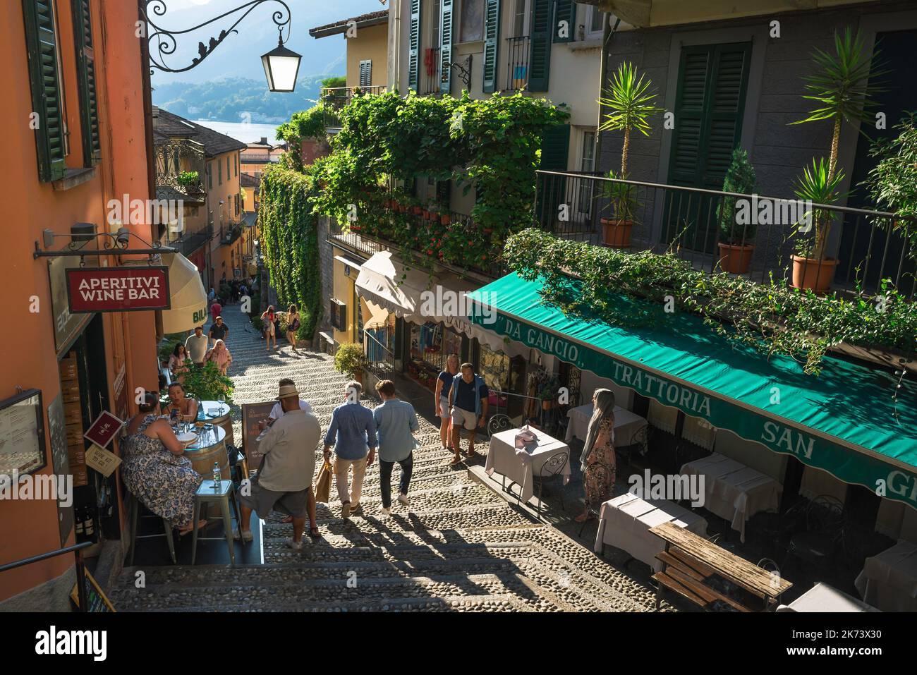 Bellagio, vista estiva dei turisti in una pittoresca stradina nel centro storico di Bellagio, Lombardia, Italia Foto Stock