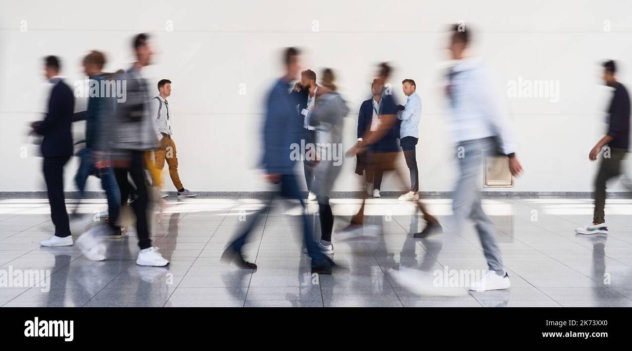 Molte persone anonime a piedi di commercio equo Foto Stock