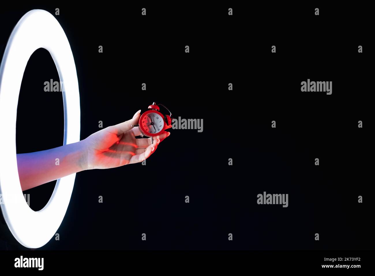 offerta finale limitata sveglia a mano in nero Foto Stock