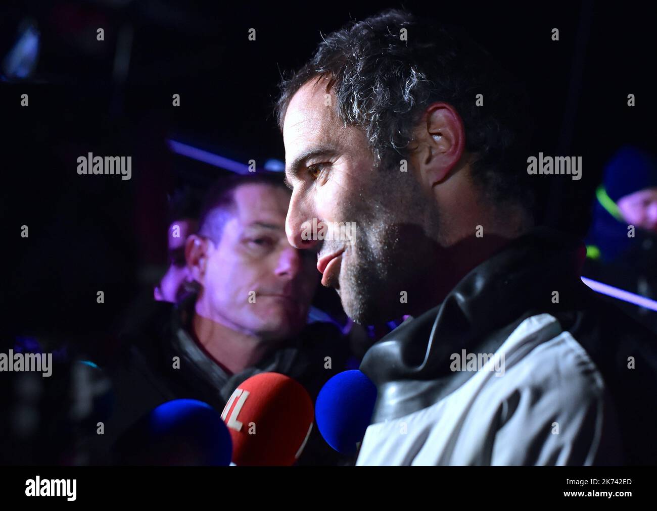 Lo skipper francese Armel le Cleana'h festeggia a bordo del suo monoscafo Imoca dopo aver attraversato il traguardo del Vendee Globe solista in giro per la gara mondiale di vela, il 19 gennaio 2017 al largo di Les Sables d'Olonne, Francia occidentale. Lo skipper francese Armel le Cleanc'h ha vinto il Vendee Globe da solo durante la gara mondiale di yacht il 19 gennaio 2017 in un tempo record. Foto Stock