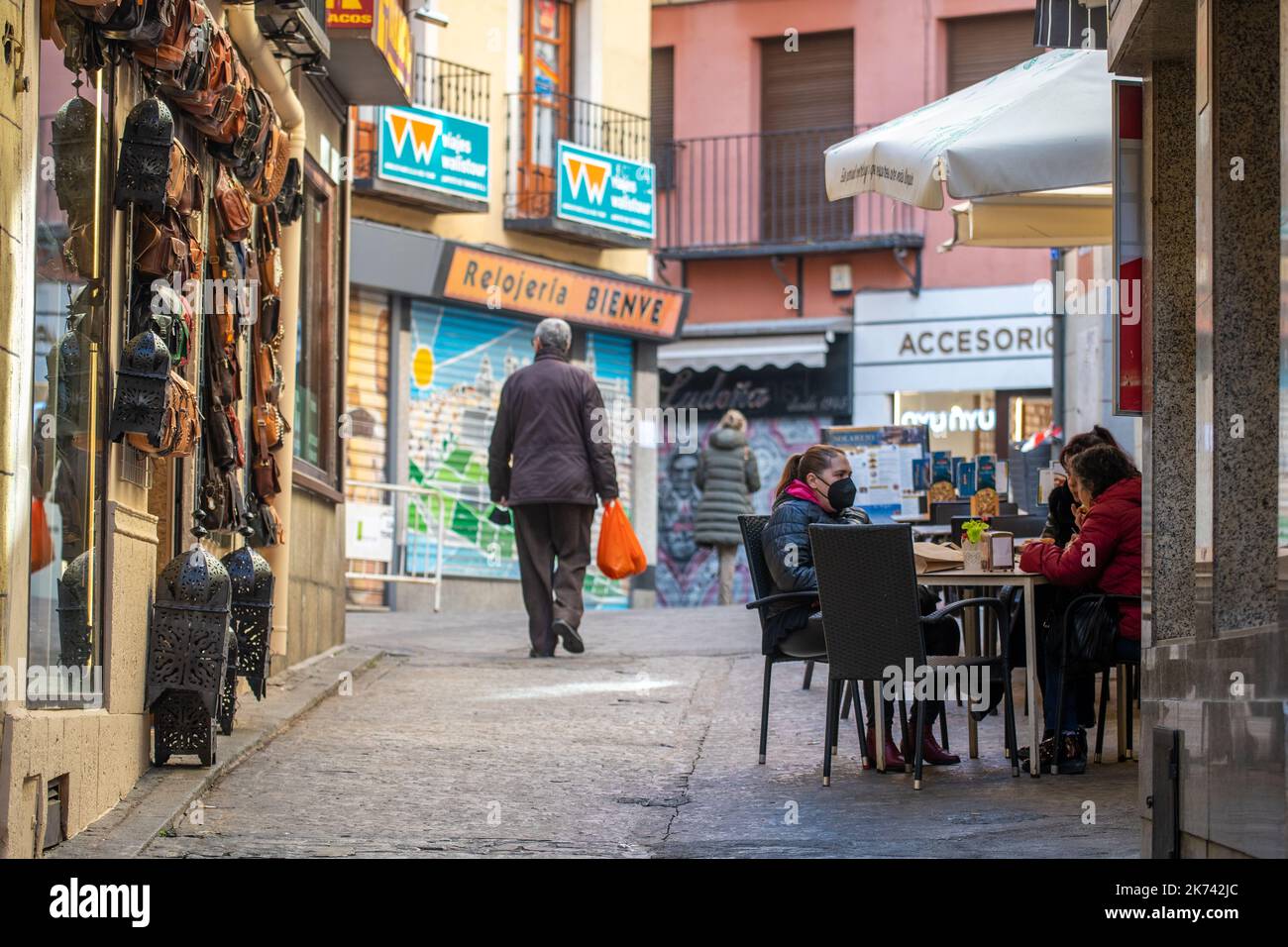 Persone in una strada tranquilla a Toledo, Spagna Foto Stock