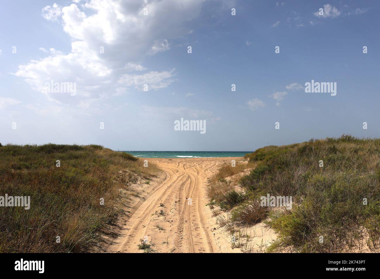 Accesso mare alla spiaggia. Ampio accesso alla spiaggia con sabbia ed erba. Foto Stock