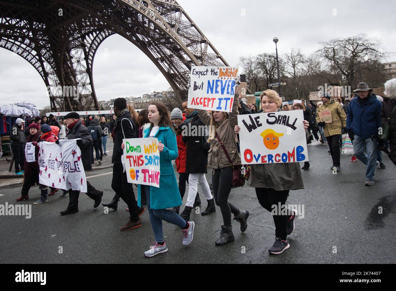 Circa un migliaio di persone hanno manifestato a Parigi contro il decreto anti-immigrazione del presidente americano Donald Trump (Muslim Ban), Place du Trocadero, sabato 4 febbraio 2017. Foto Stock