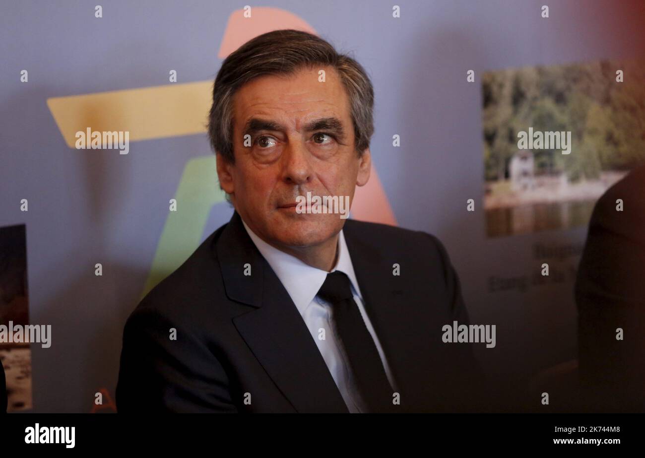 Il candidato francese alle elezioni presidenziali per il partito di destra Les Republicains (LR) Francois Fillon è accolto con il suo arrivo a Liart, nel nord della Francia, il 2 febbraio 2017. Una gara già imprevedibile ha preso una nuova svolta con crescenti accuse che il candidato conservatore Francois Fillon, 62 anni, aveva utilizzato i fondi pubblici a disposizione dei deputati per pagare a sua moglie e ai suoi figli centinaia di migliaia di euro per "falsi posti di lavoro”. Foto Stock