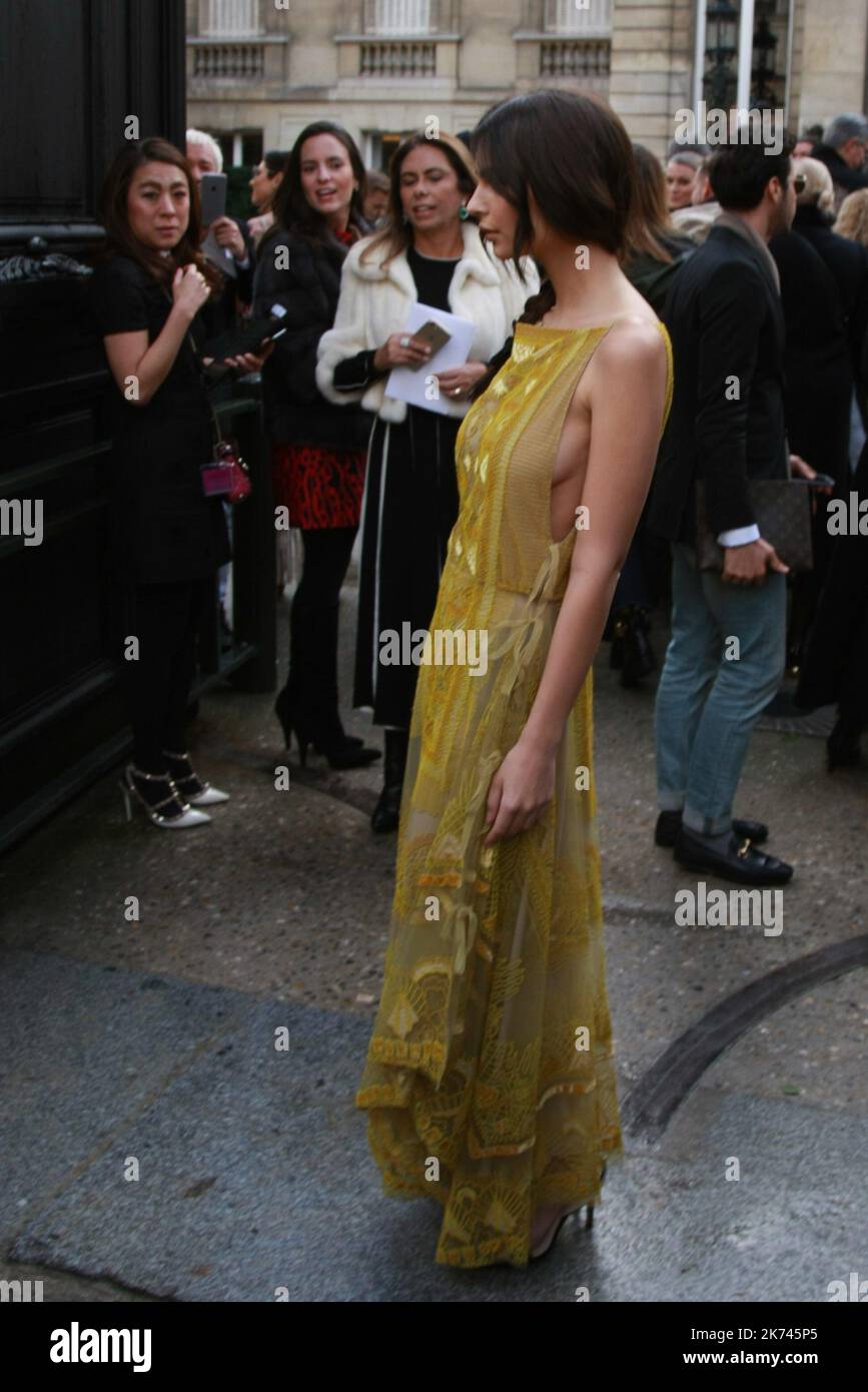 Emily Ratajkowski arriva alla sfilata di moda Valentino Pret a Porter il 5 marzo 2017 a Parigi, in Francia. Foto Stock